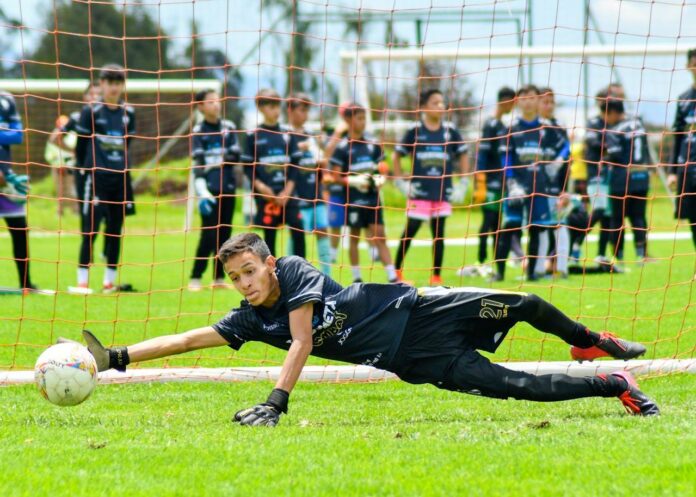 Goalkeeper preventing a goal | Concept for fast reaction times